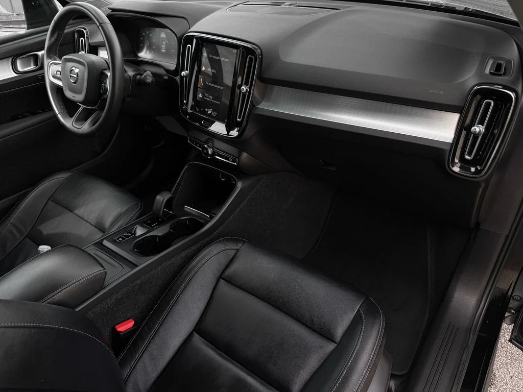 Used 2022 Black Volvo Momentum image 2