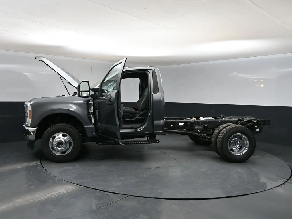 2026 Ford F-350 Super Duty Chassis Cab XLT - Photo 38