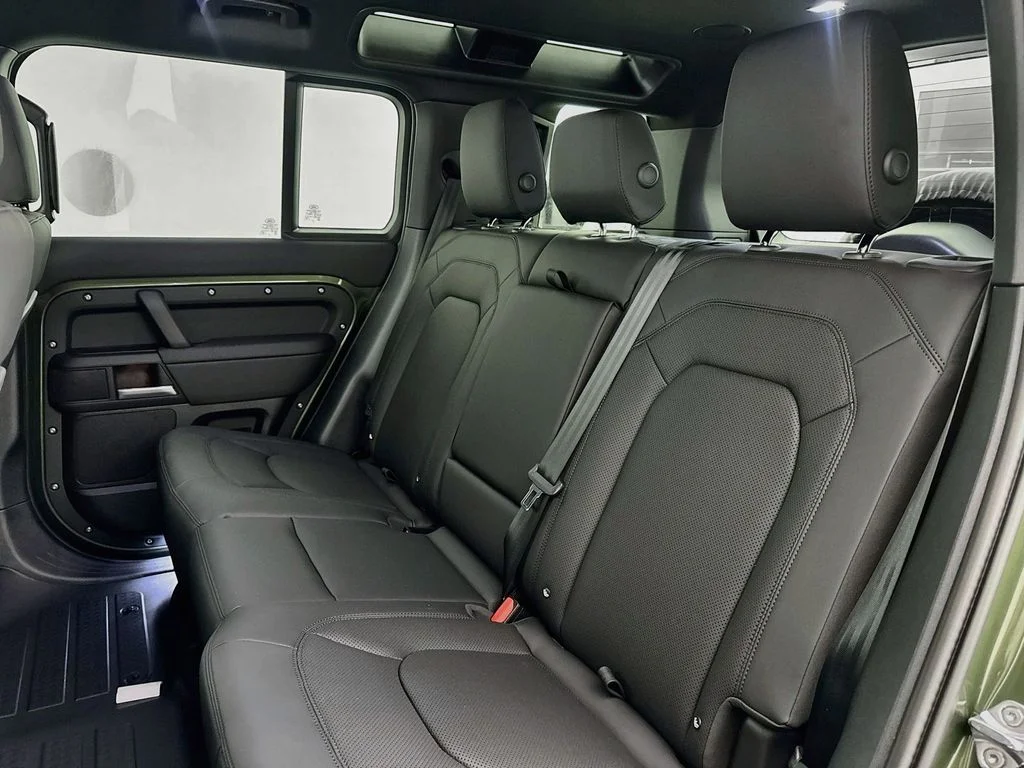 New 2026 Woolstone Green Land Rover X-Dynamic SE image 25