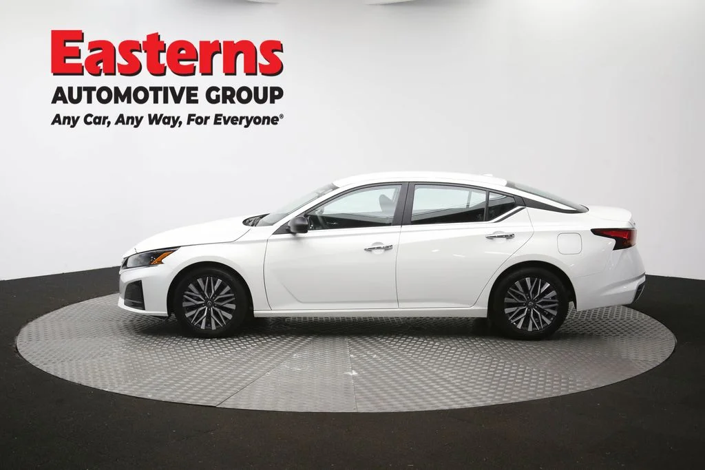 Used 2025 White Nissan 2.5 SV image 57
