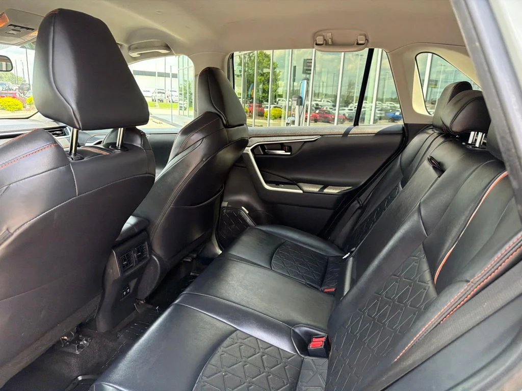 Used 2020  Toyota Adventure image 27