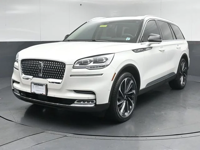 Used 2024 White Lincoln Reserve image 3