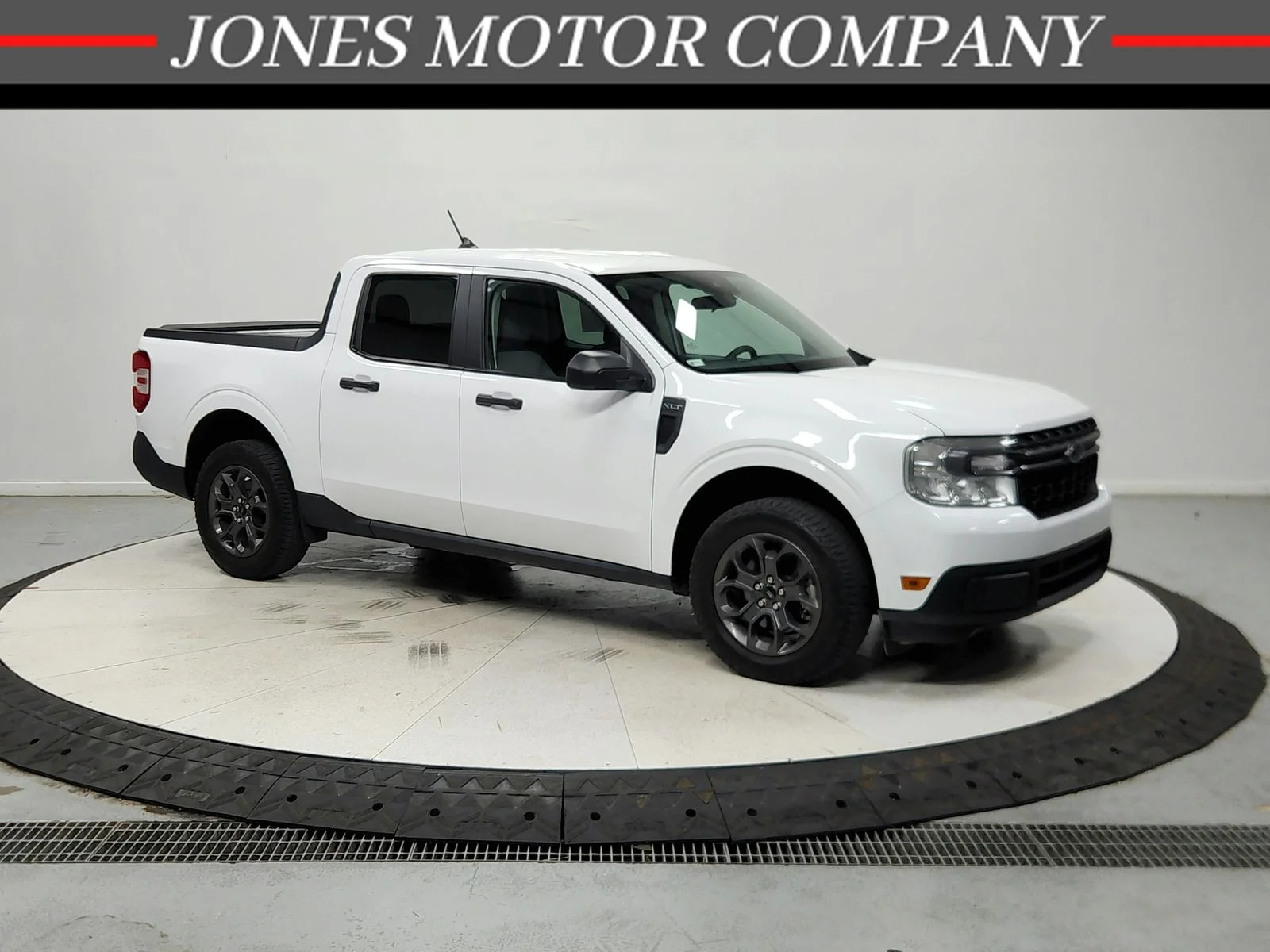 Used 2024 Oxford White Ford XLT image 1