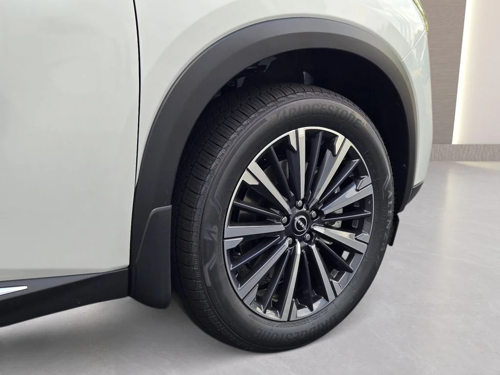 New 2026 Everest White Pearl TriCoat / Super Black Two-tone Nissan Platinum image 5