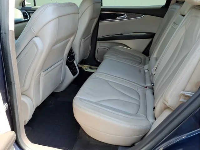 Used 2017 Blue Lincoln Select image 12