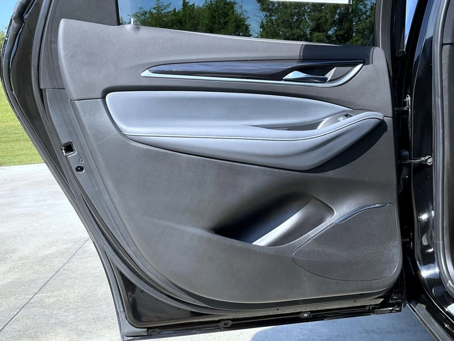 Used 2022 Black Buick Essence image 23
