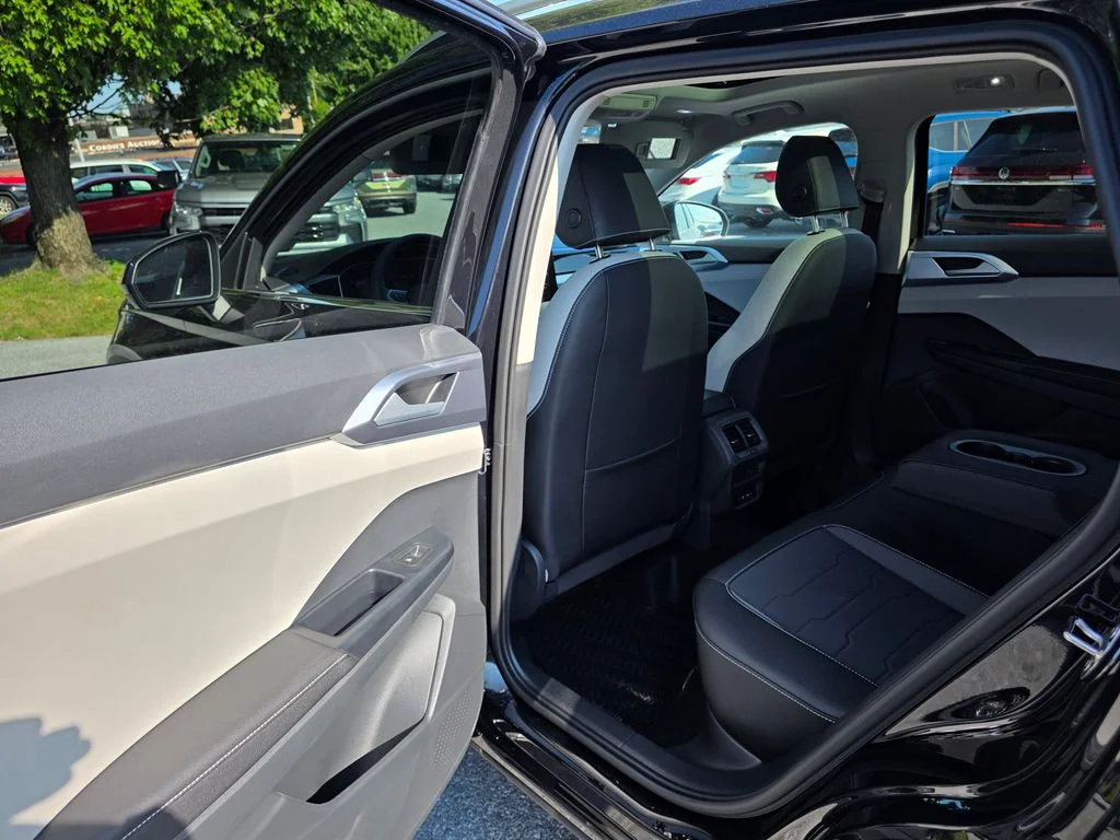 New 2026 Deep Black Pearl Volkswagen 1.5T SE image 29