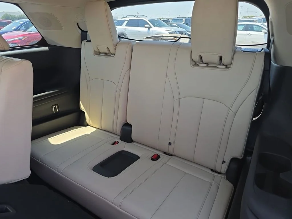 Certified Used 2024 White INFINITI LUXE image 16