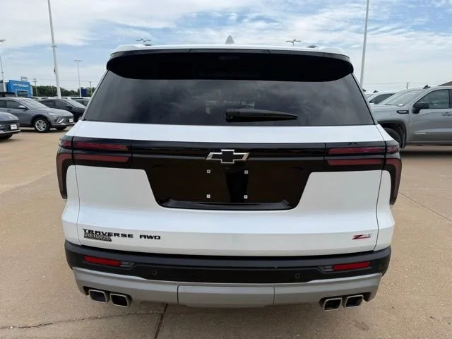 Used 2025 Iridescent Pearl Tricoat Chevrolet Z71 image 4