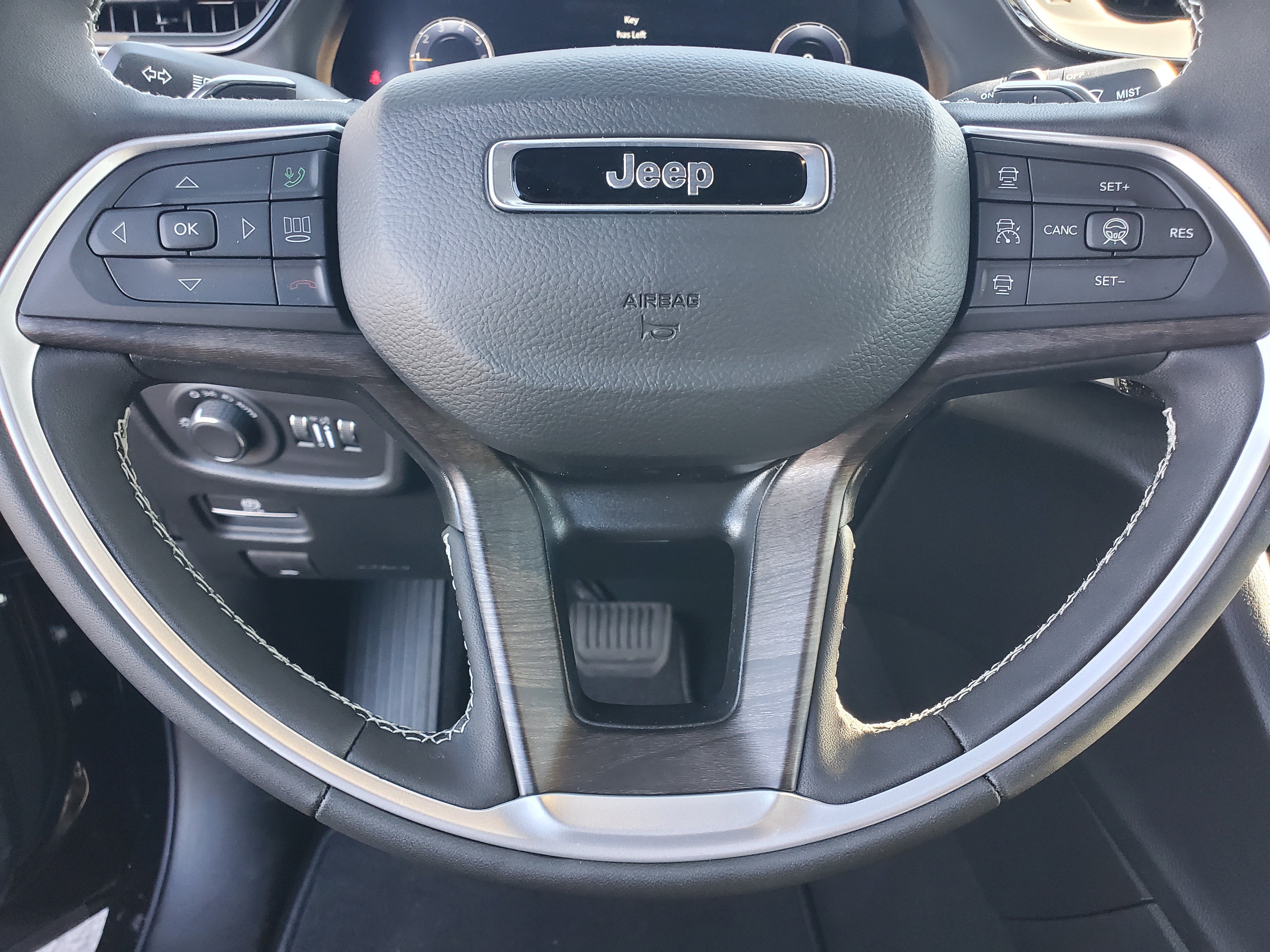 New 2026 Diamond Black Crystal Pearl-Coat Exterior Paint Jeep Altitude image 21