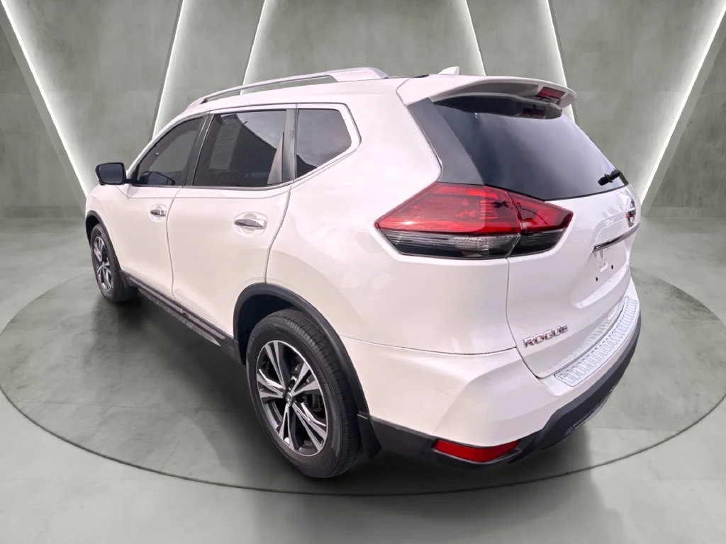 Used 2018 White Nissan SL image 5
