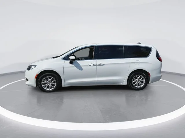 Used 2021 White Chrysler L image 5