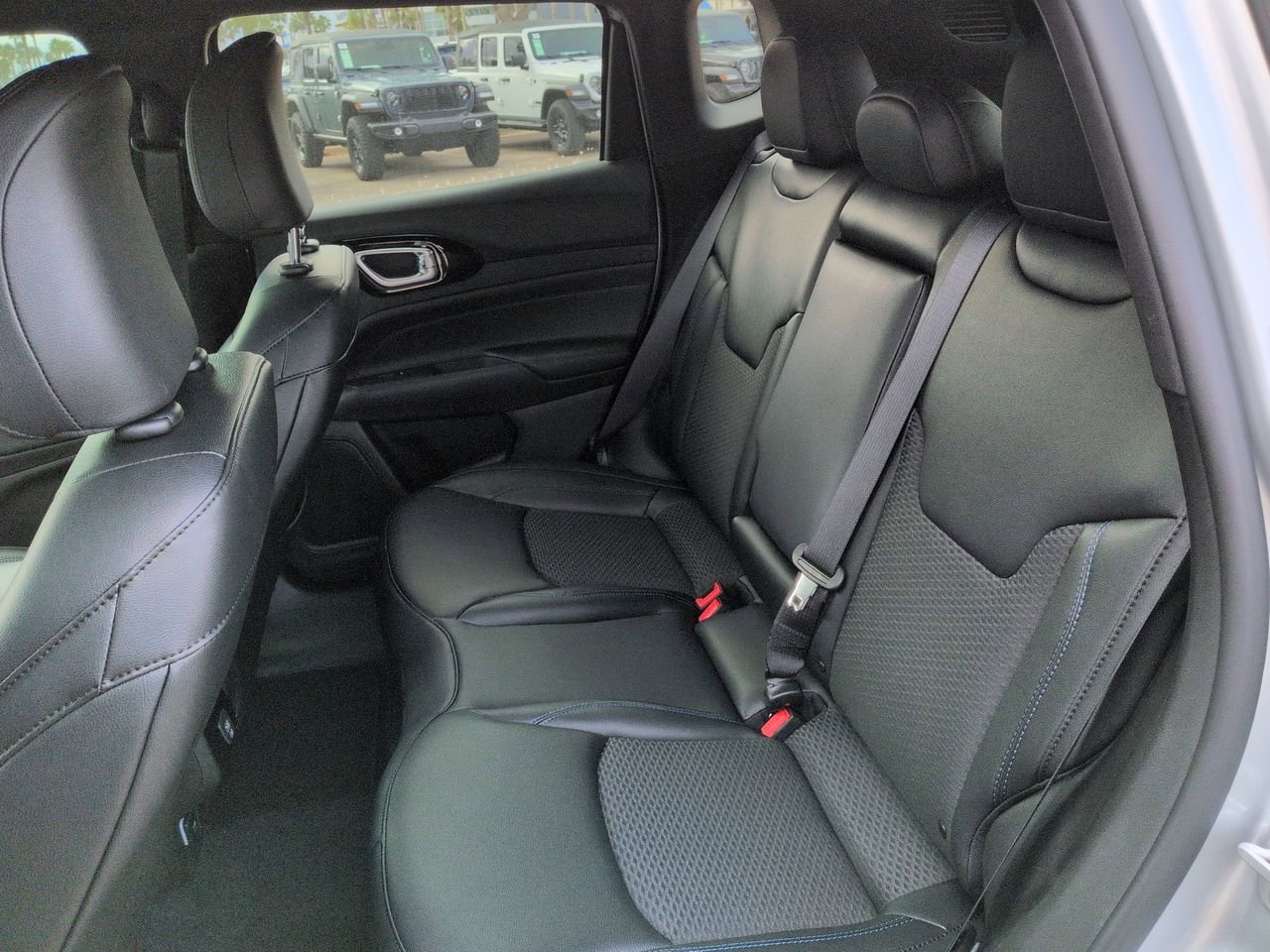 New 2026 Silver Zynith Metallic Clearcoat Jeep Latitude image 13