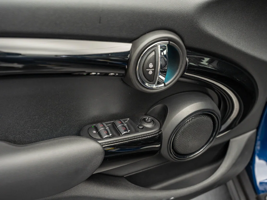 Used 2016 Deep Blue Metallic MINI  image 17
