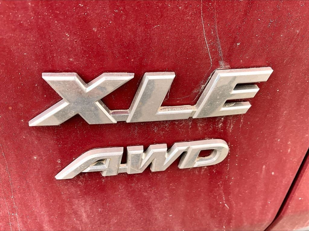 Used 2020 Pearl Toyota XLE image 7
