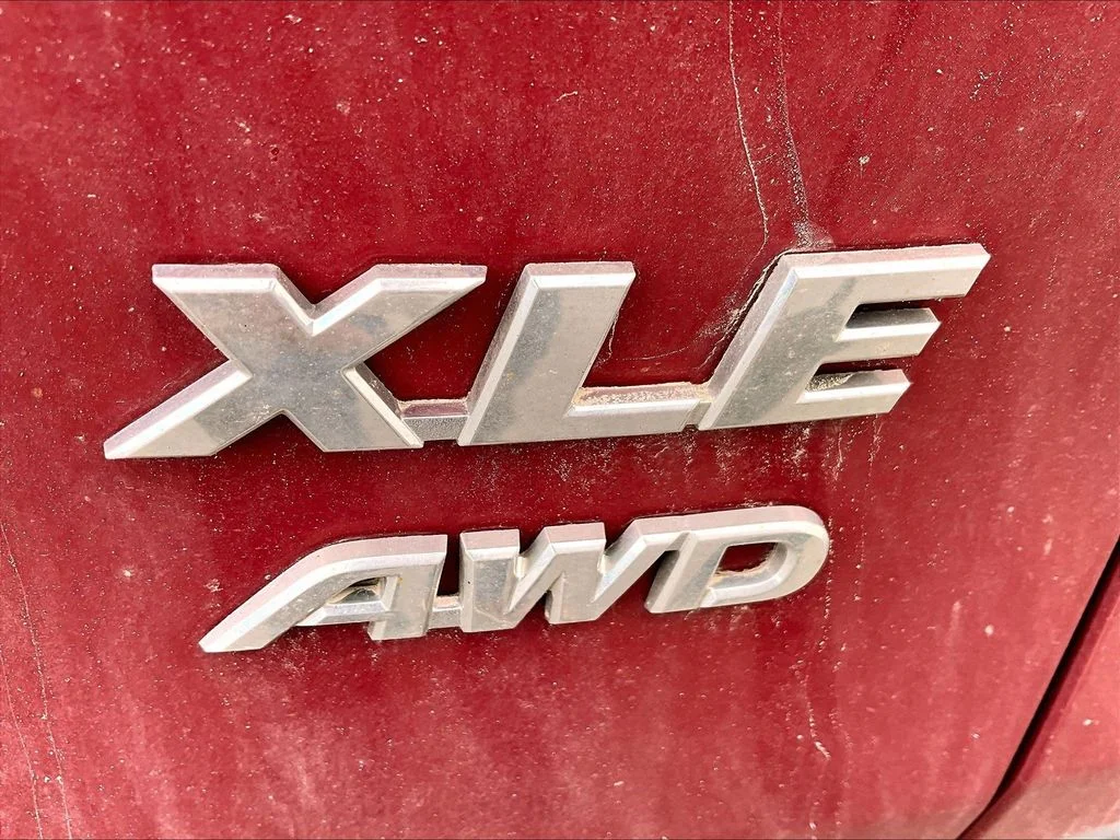 Used 2020 Pearl Toyota XLE image 7