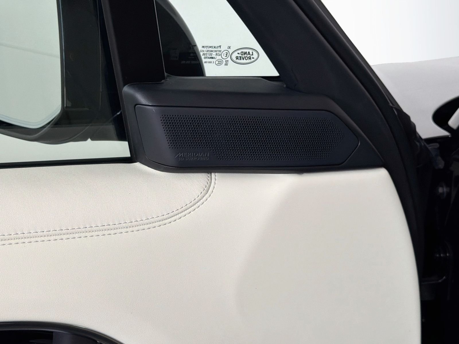 New 2026 Santorini Black LAND ROVER SE image 22