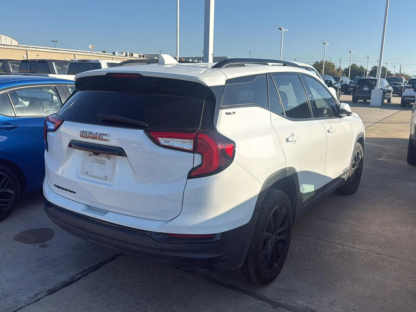 Used 2022 SUMMIT WHITE GMC SLT image 4