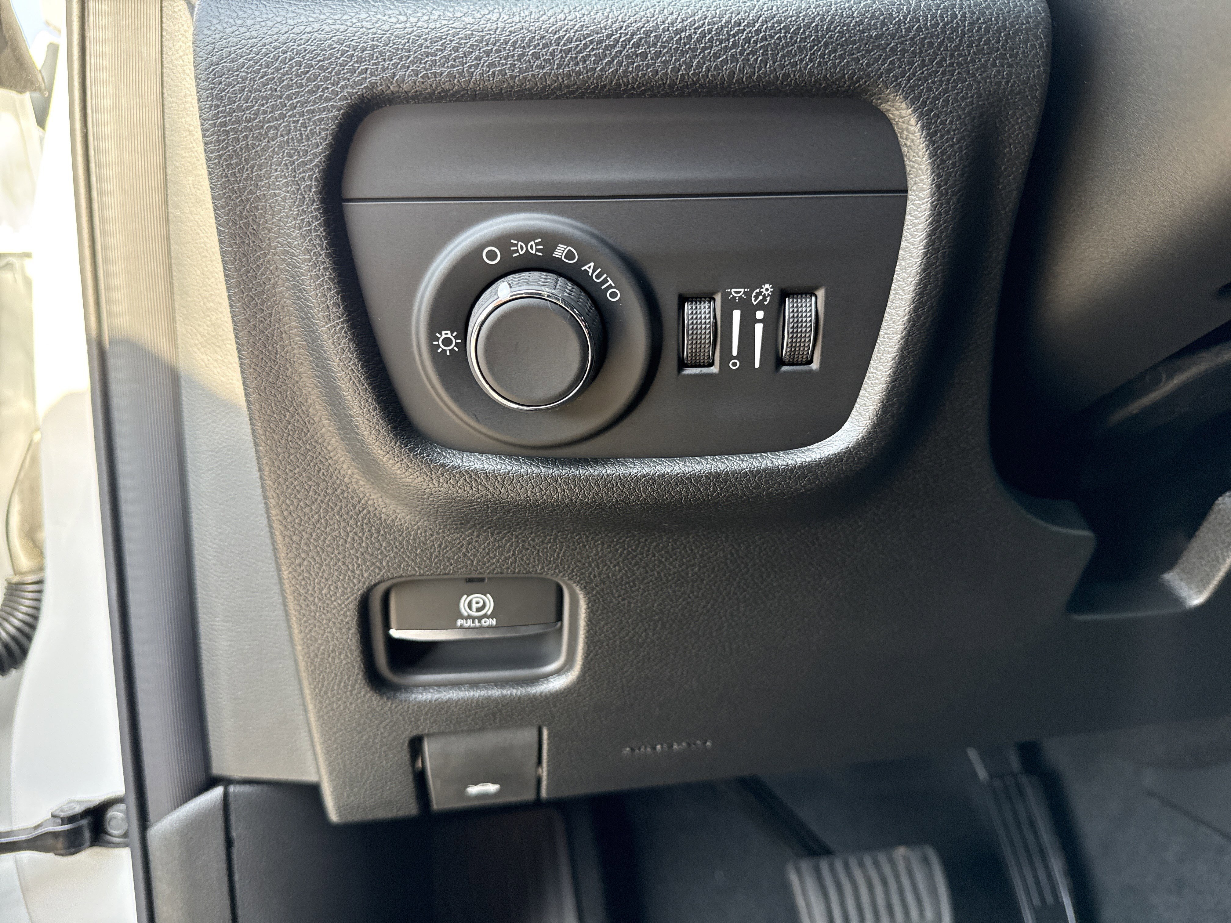 New 2026 Bright White Clear-Coat Exterior Paint Jeep Altitude image 32