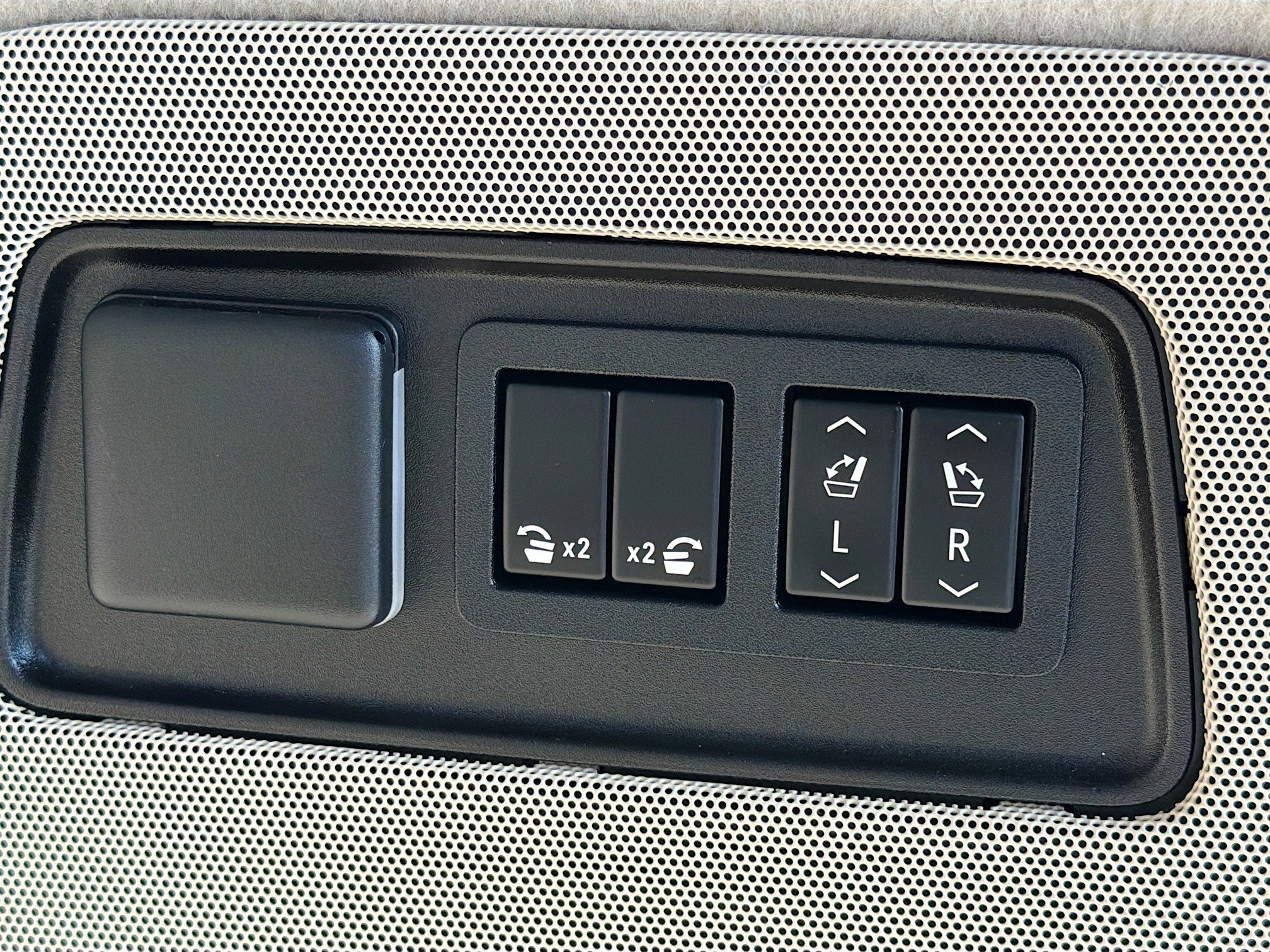 Used 2022 Black Raven Cadillac Sport Platinum image 13