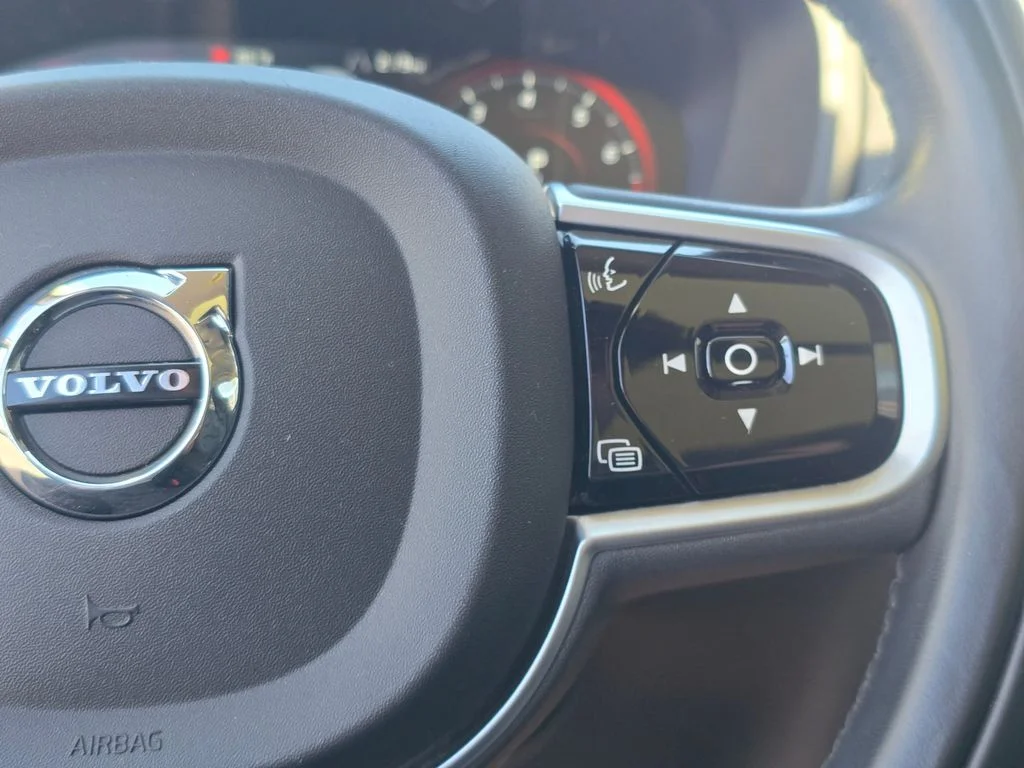 Used 2019 White Volvo T6 Momentum image 21