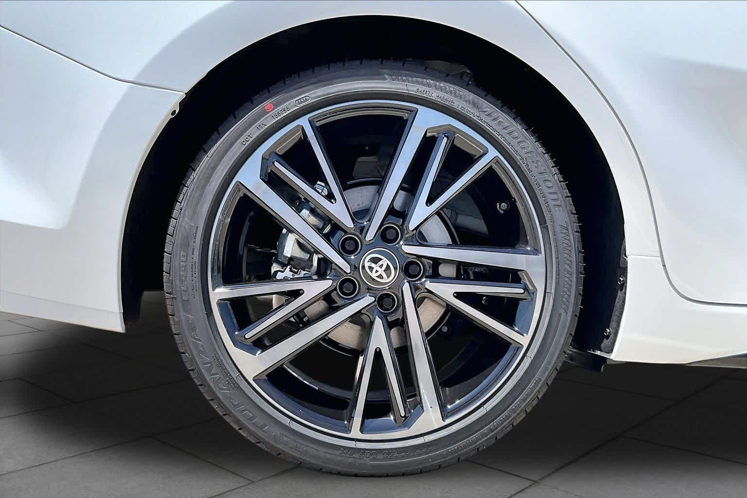 New 2026 Wind Chill Pearl with Midnight Black Metallic roof Toyota XSE image 11