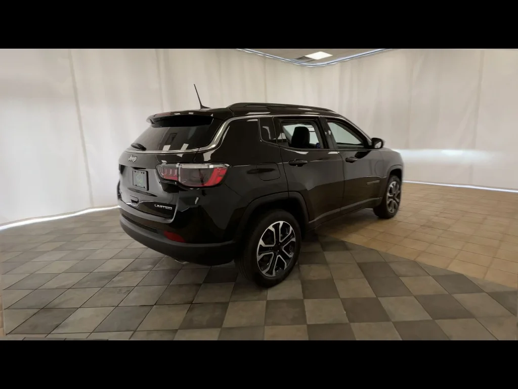Used 2022 Diamond Black Crystal Pearl Coat Jeep Limited image 9