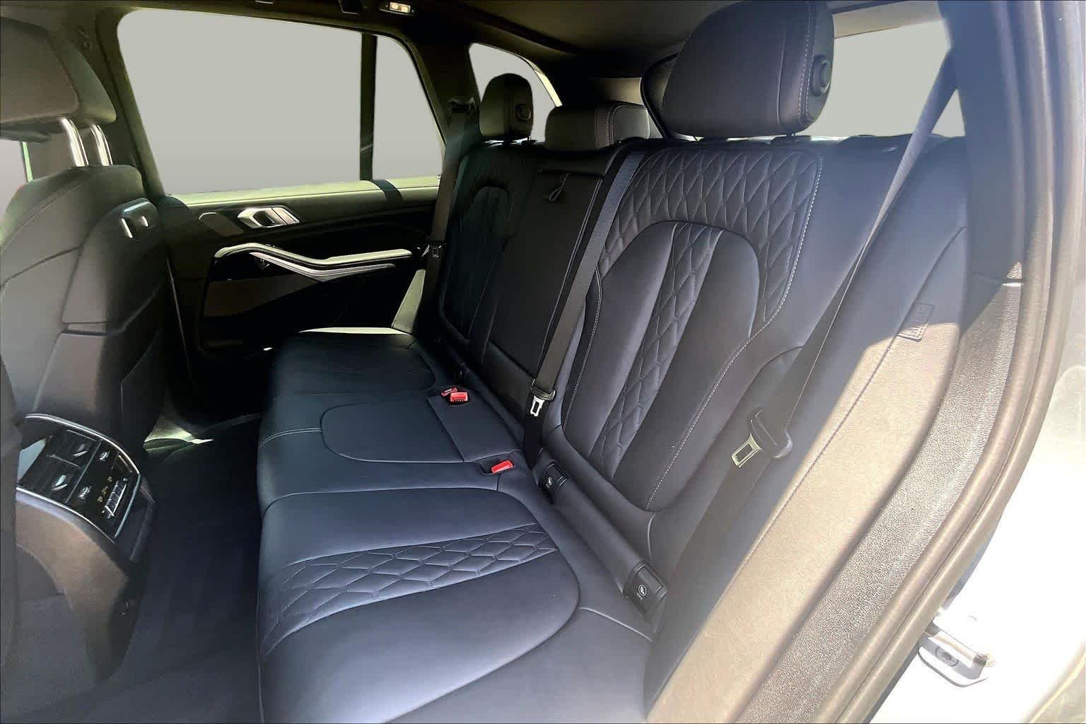 Used 2024 Skyscraper Grey Metallic BMW xDrive40i image 18
