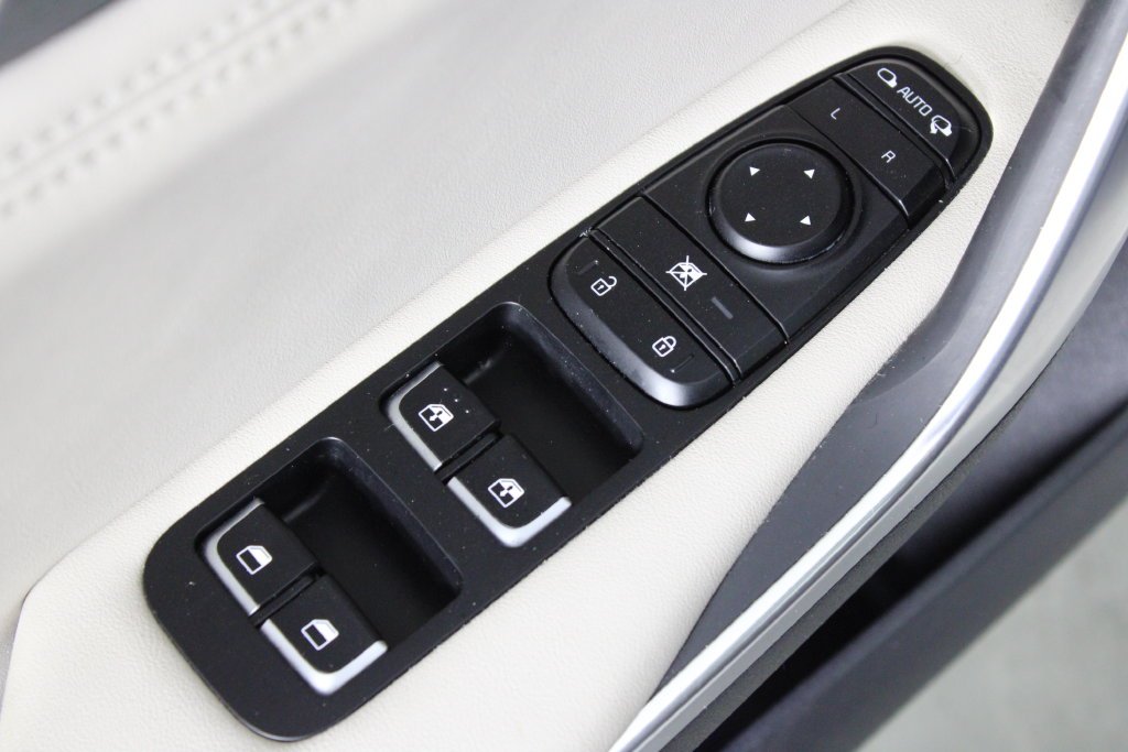 Used 2019 White Kia GT2 image 22