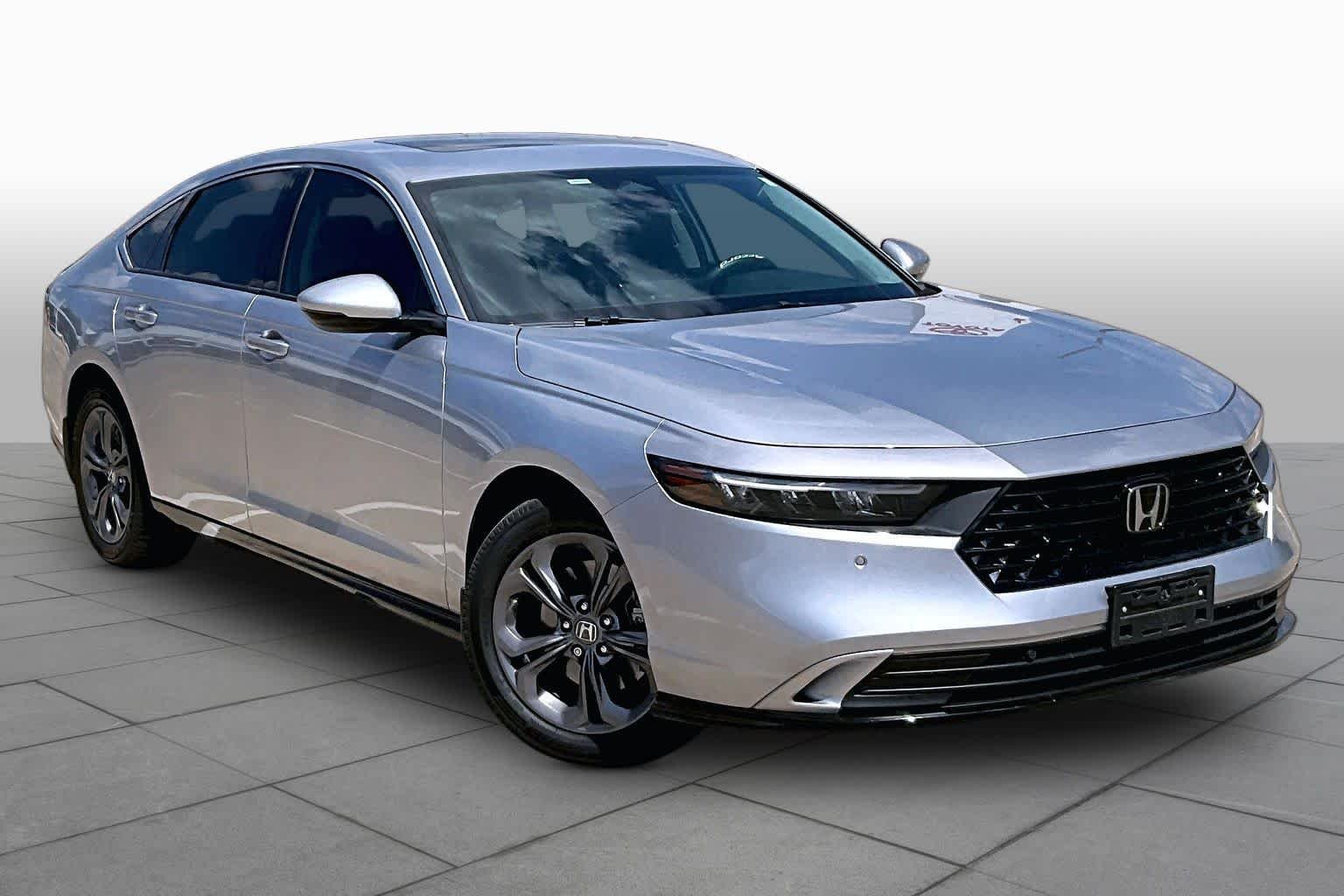 Used 2024 Solar Silver Metallic Honda EX-L image 3