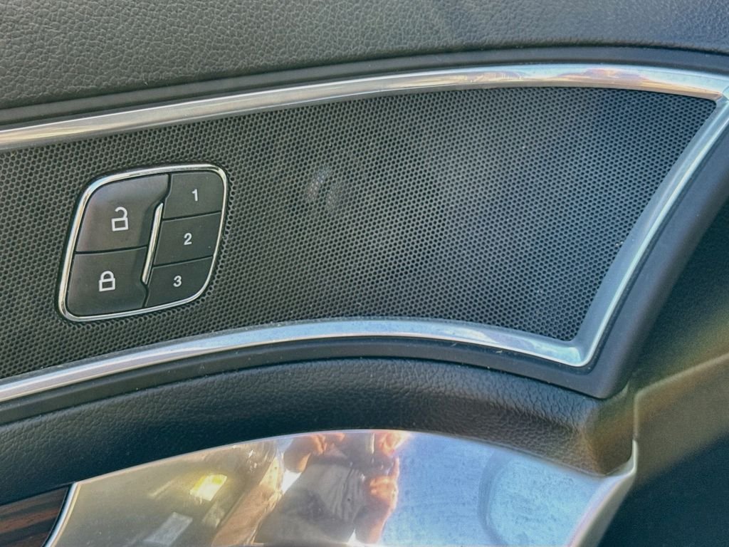 Used 2016  Ford Limited image 21
