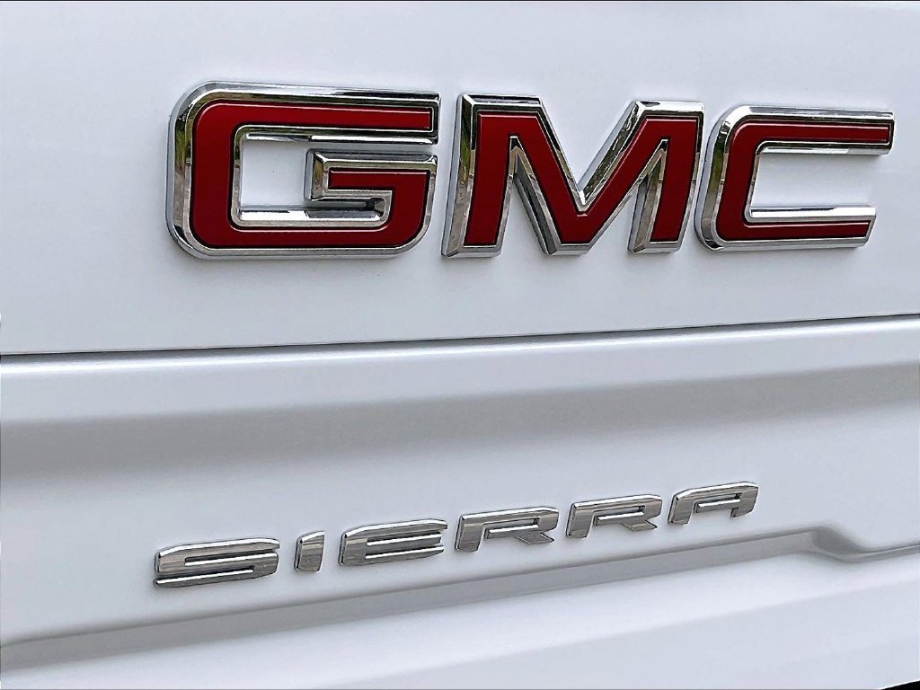 Used 2023 White GMC SLT image 28