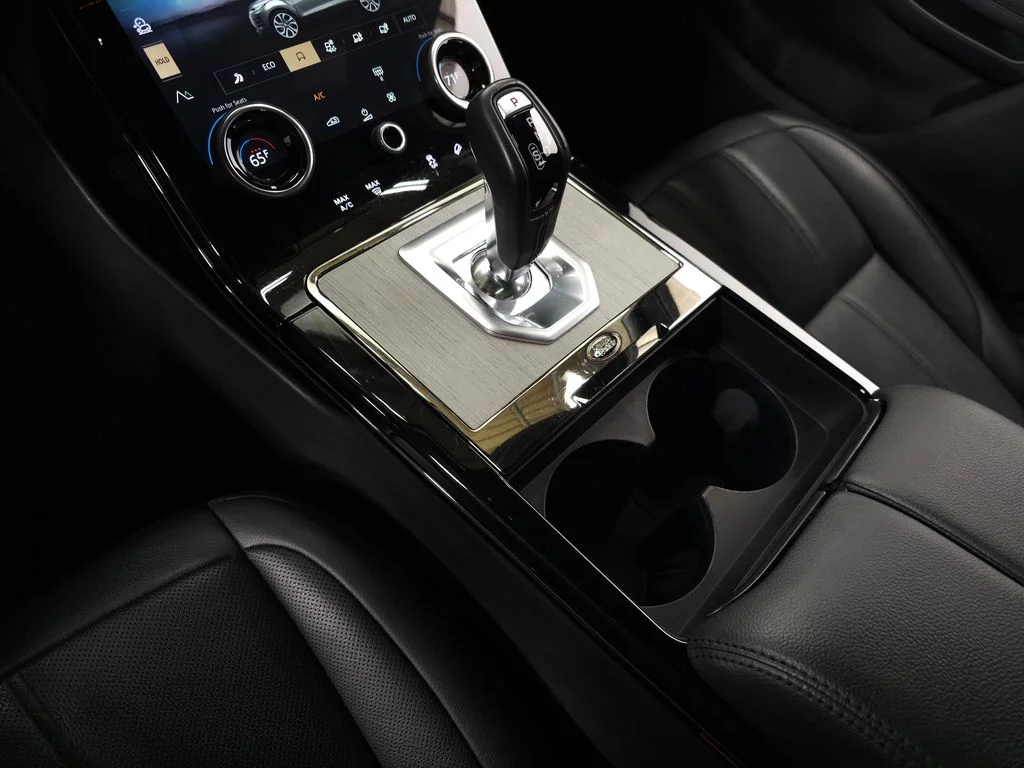 Used 2023 White Land Rover R-Dynamic SE image 33