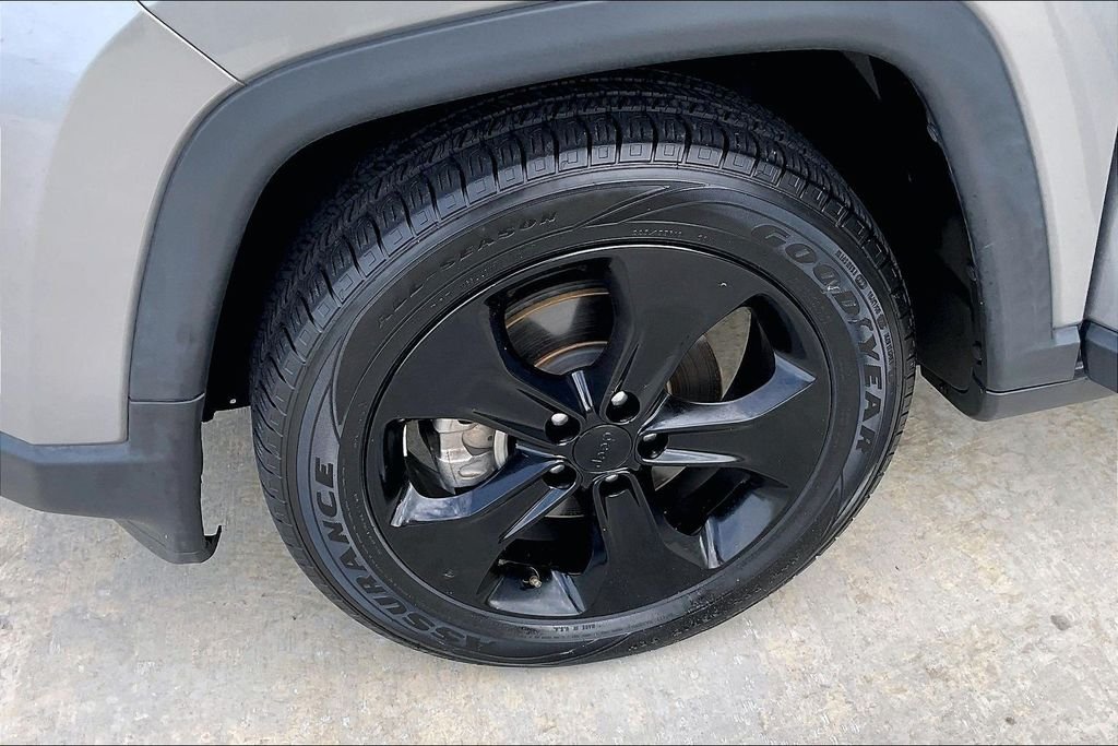 Used 2019 Silver Jeep Latitude image 7
