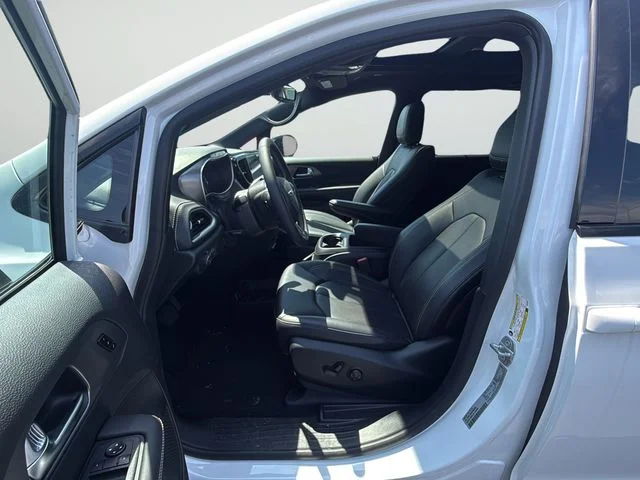 2025 Chrysler Pacifica Select - Photo 30