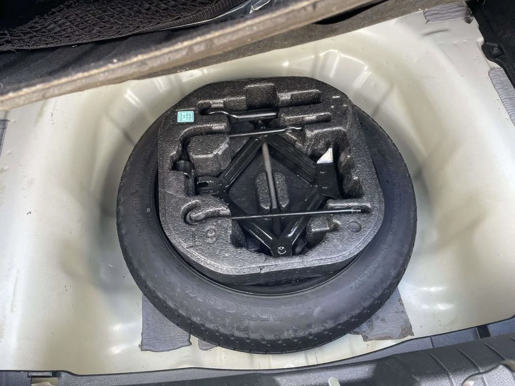 Used 2023 White Hyundai SEL image 27