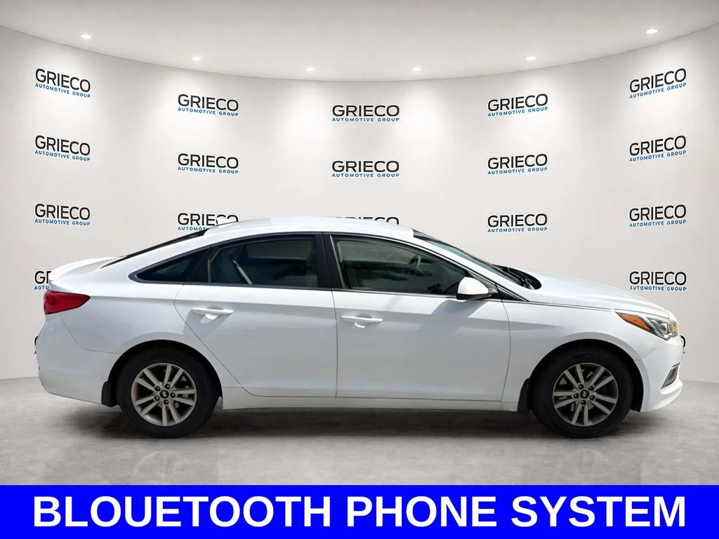 Used 2017 White Hyundai SE image 3