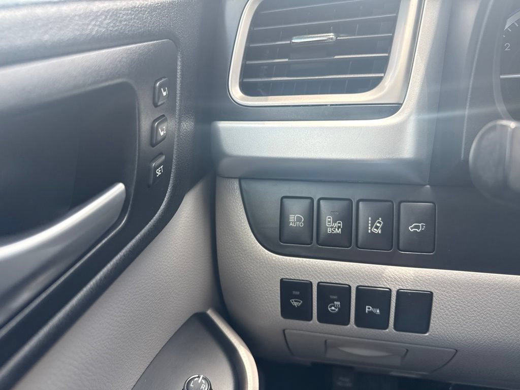 Used 2016 Blizzard Pearl Toyota Limited Platinum V6 image 4