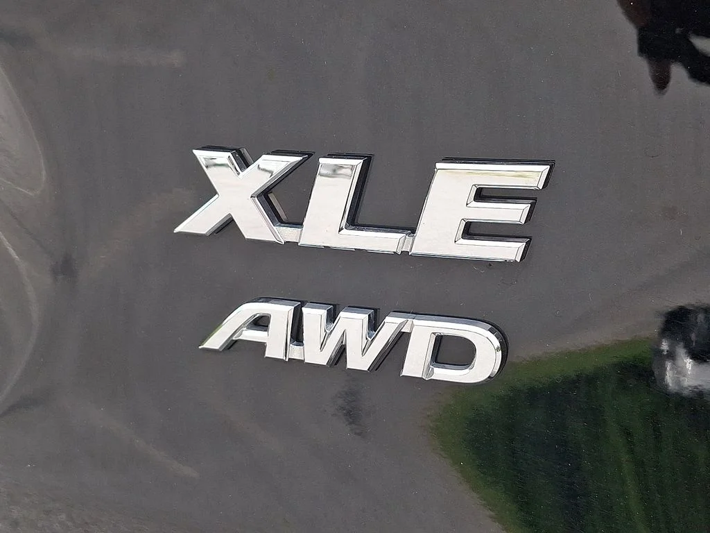 2025 Toyota RAV4 XLE - Photo 29