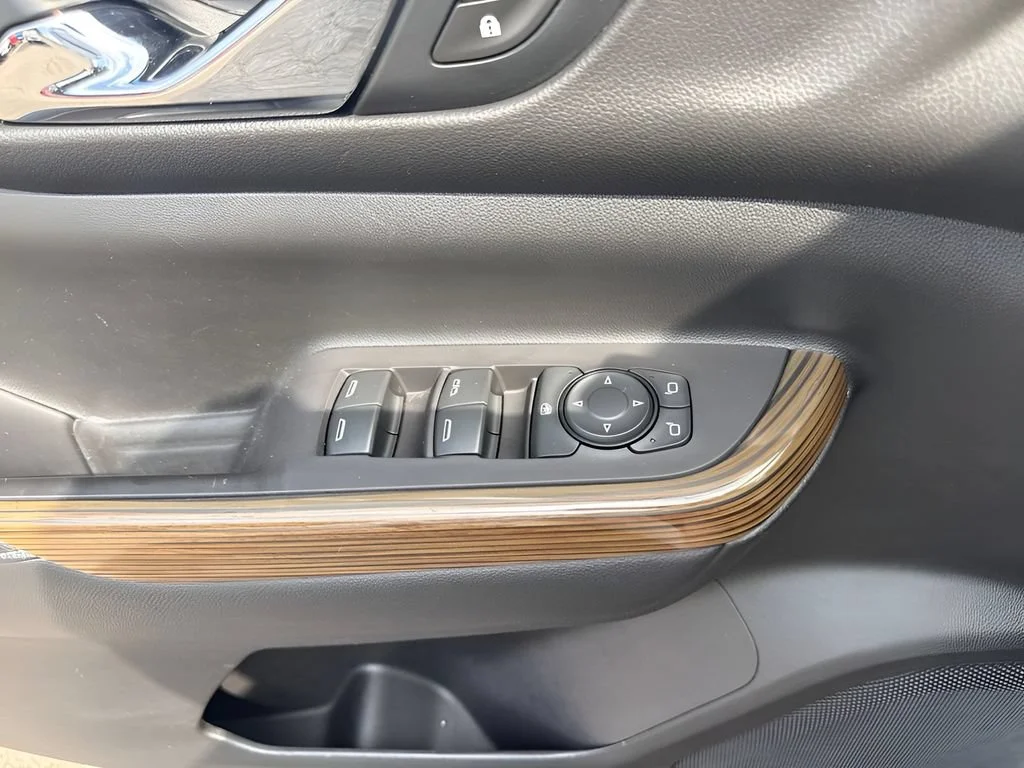 Used 2020 SUMMIT WHITE GMC SLE image 24