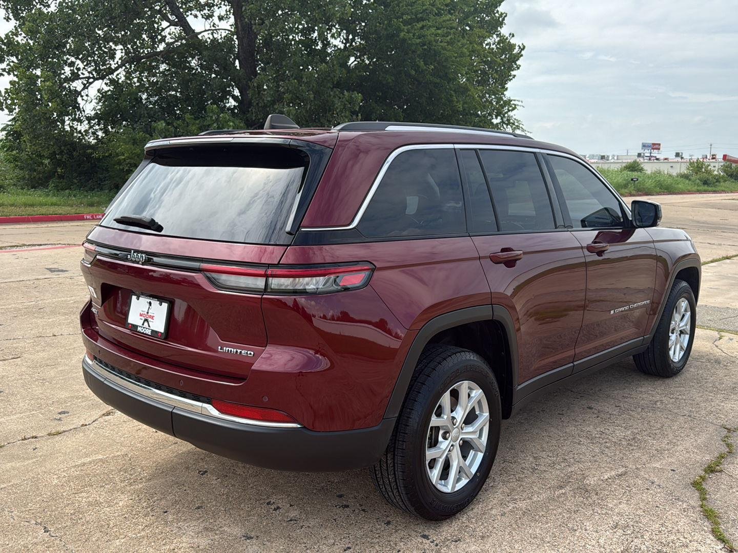 Used 2023 Velvet Red Pearlcoat Jeep Limited image 7