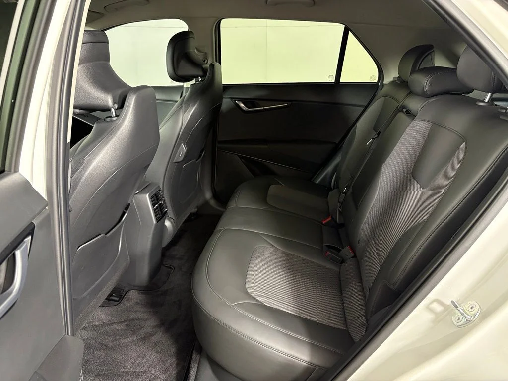 Used 2023 Snow White Pearl Kia Wind image 36