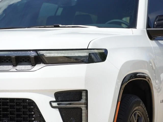 New 2026 Bright White Clear-Coat Exterior Paint Jeep Limited Altitude image 4
