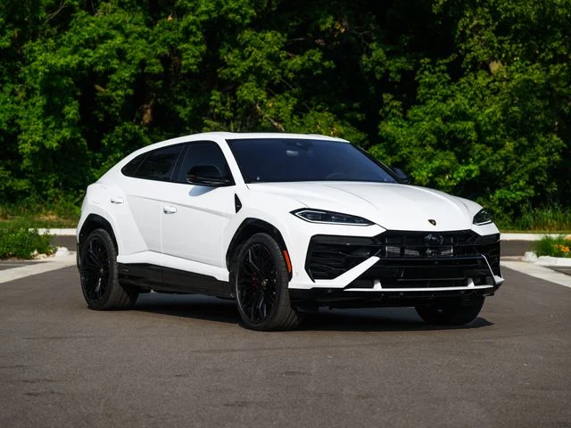 Used 2025  Lamborghini SE image 3