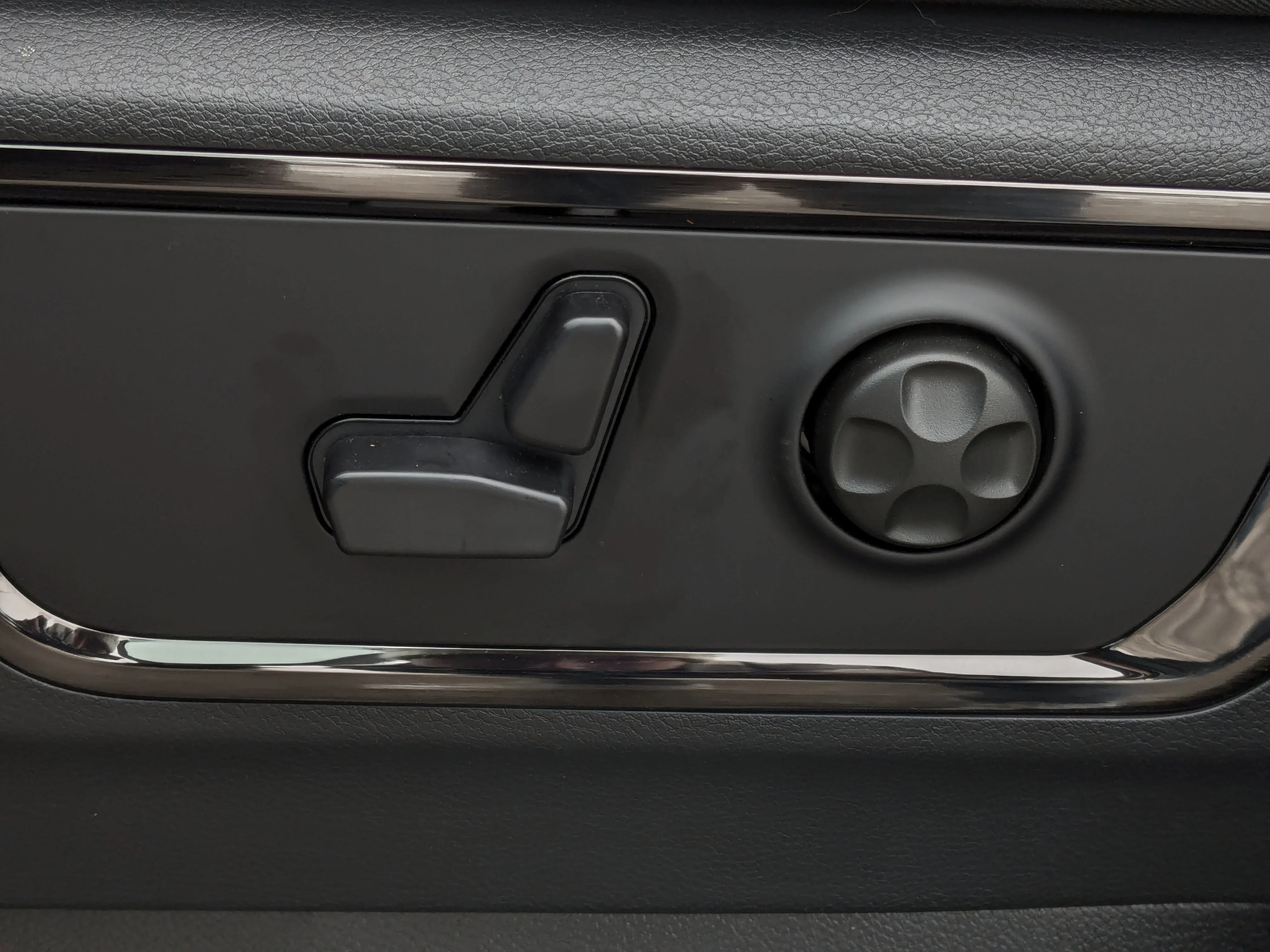 New 2026 Black RAM Limited - PANO SUNROOF - HEADS UP DISPLAY - RAMBOX CARGO - NIGHT EDITION & TONS MORE! image 15