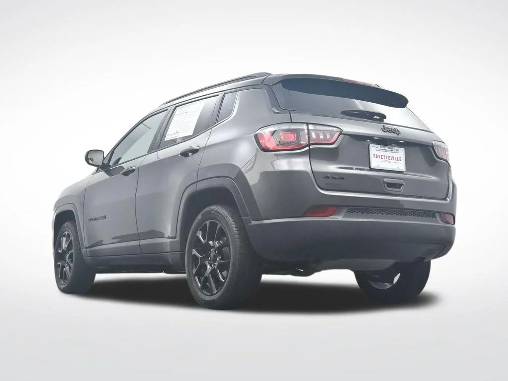 Used 2024  Jeep Latitude image 35
