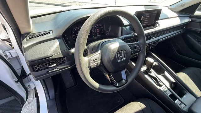 Used 2025 White Honda SE image 31