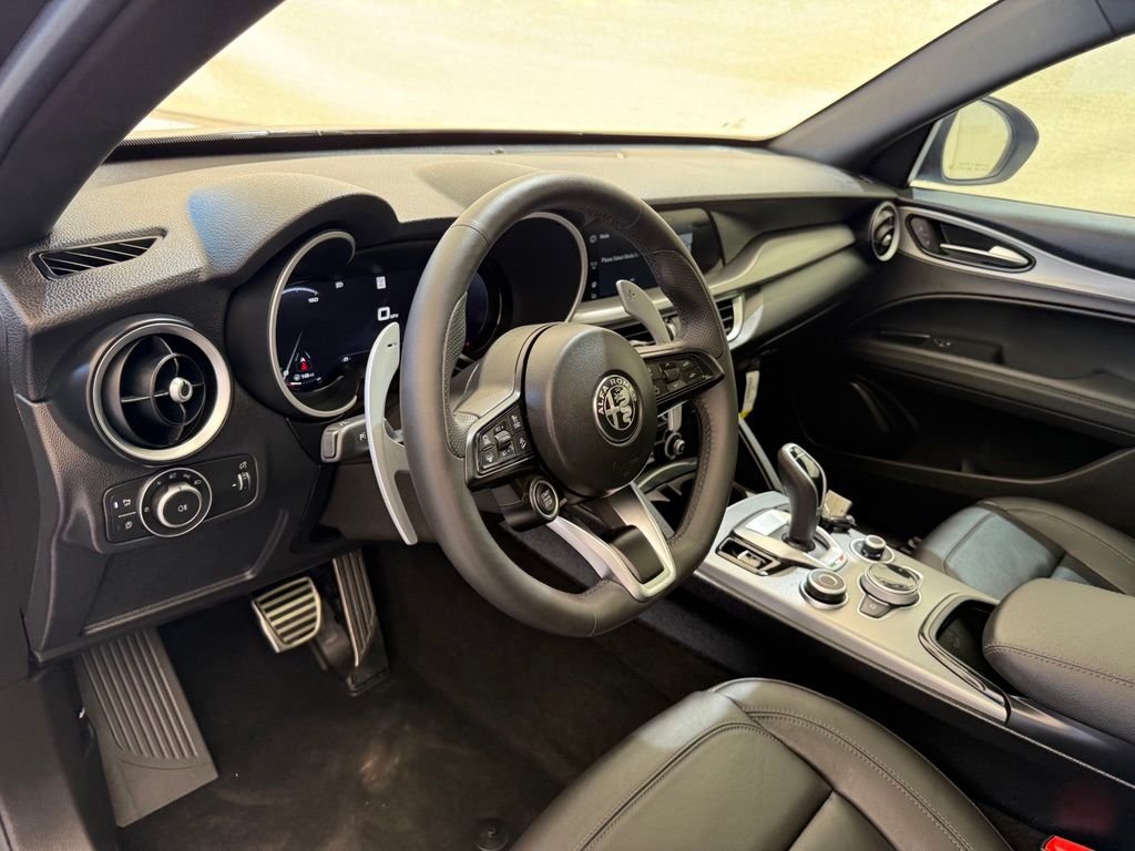 New 2025 Vesuvio Gray Metallic Exterior Paint Alfa Romeo Base image 32