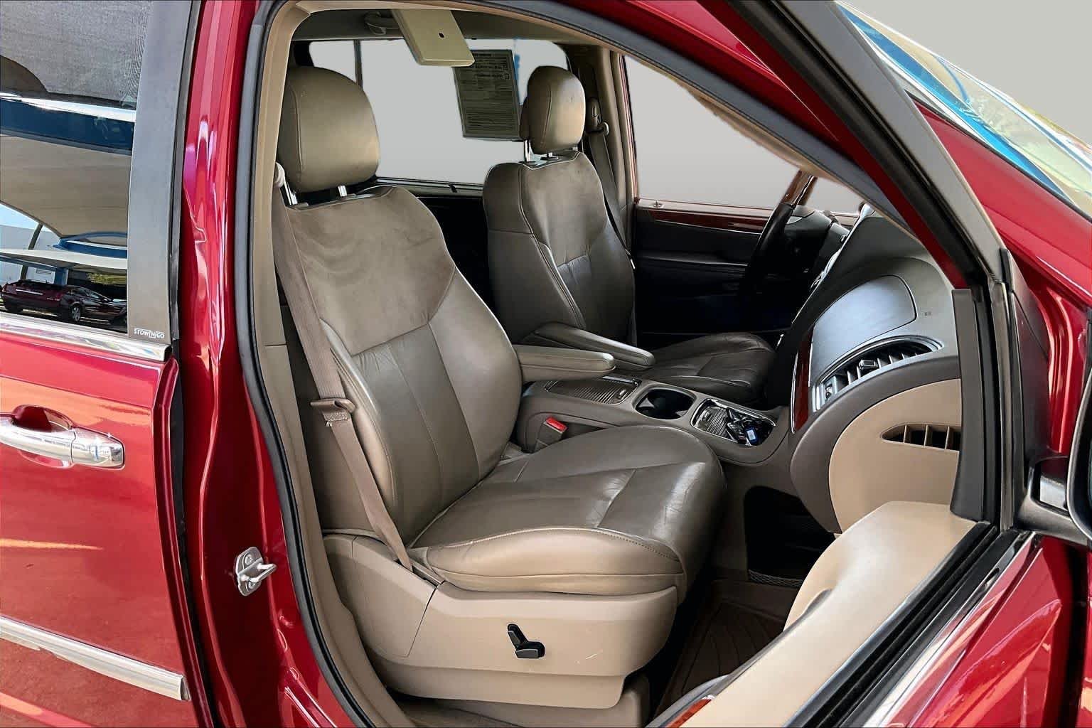 Pre-Owned 2014 Chrysler Town & Country Limited