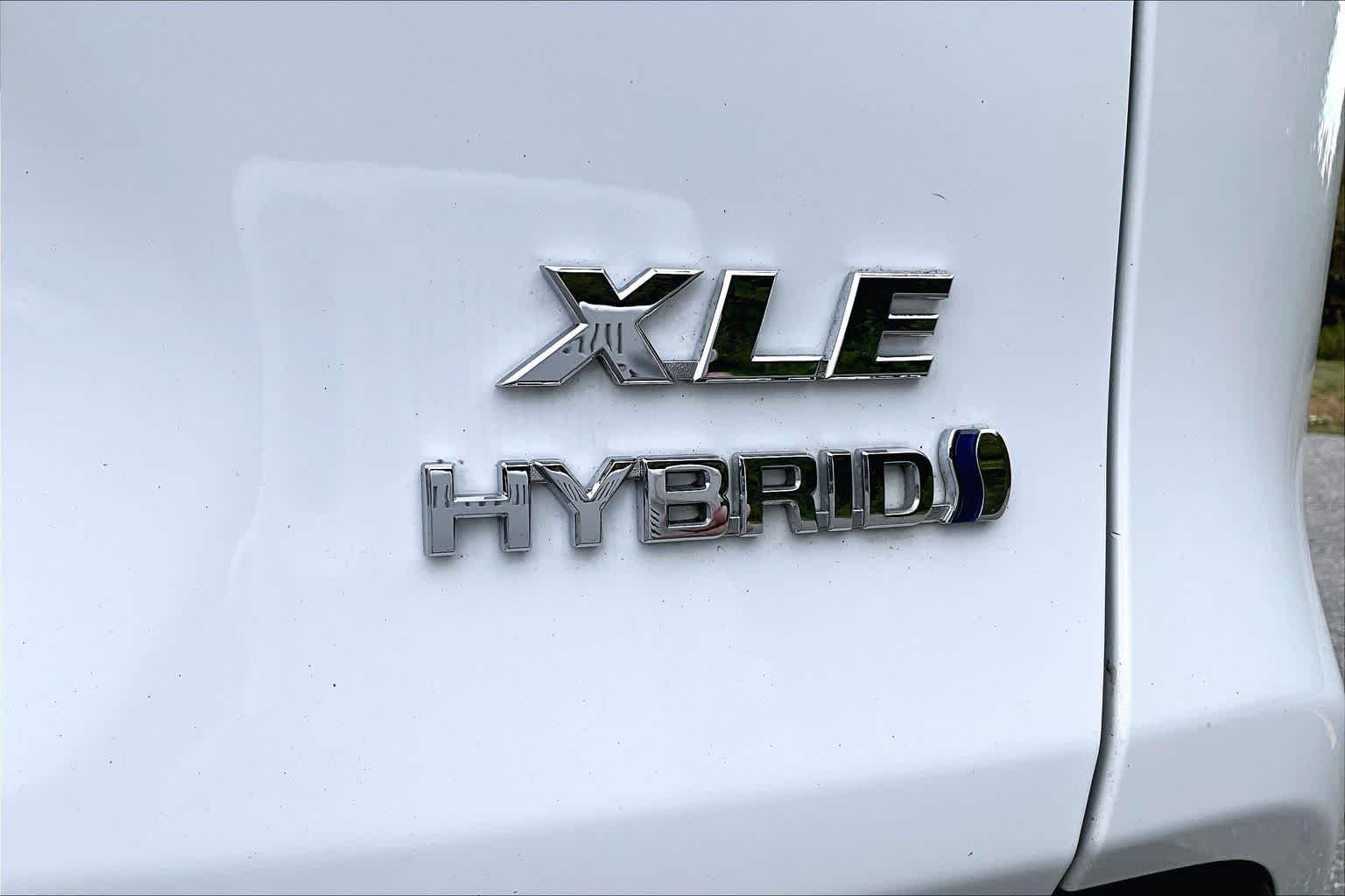 Used 2021 Super White Toyota Hybrid XLE image 10